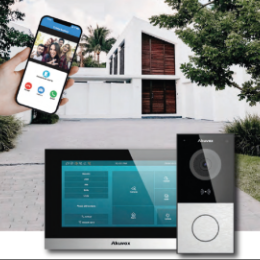 AKU-IDACONNECT Pack villa wifi intégrant un portier vidéo E12W avec caméra 2MP, un moniteur SIP Android wifi C315W,  2 alimentations 12V, 4 badges et un accès à l'espace Smartplus Cloud pour gérer les accès aux 4 utilisateurs . 4 accès à l'App i