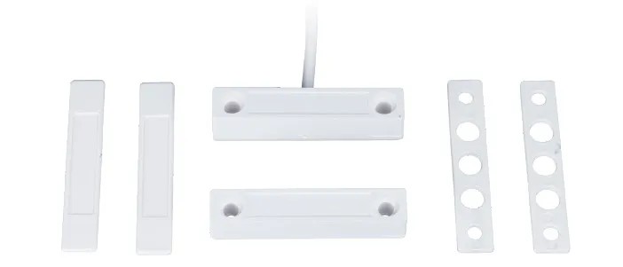 Contact magnétique en applique SMK, ABS blanc, 1 contact inverseur (3 fils), raccordement câble 3 mètres (autres longueurs sur demande), distance de réaction 28 mm