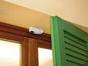 Détecteur IR passif à lentille fresnel, à protection rideau - placé dans un boitier blanc compact pour détecter le passage aux portes, fenetres, passages.... Portèe 4 mètres
